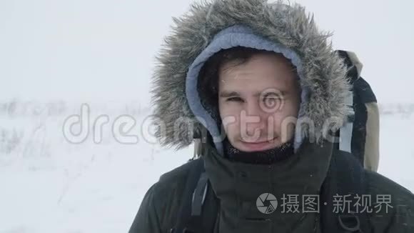 年轻人穿过暴风雪