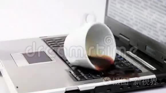 咖啡洒在工作笔记本上视频