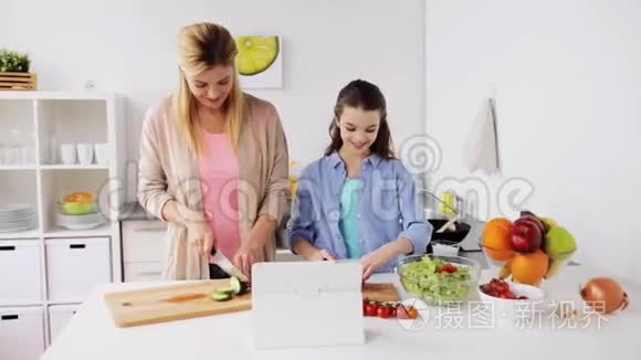 家庭烹饪晚餐使用平板电脑厨房视频