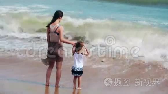 母女俩在海边拥抱接吻视频