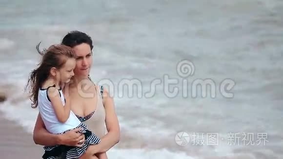 母女俩在海边拥抱接吻视频
