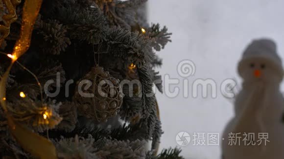 圣诞树上的圣诞装饰品，上面有布克灯。