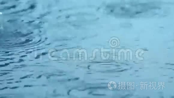 雨水落在水面上