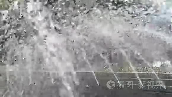 喷泉水滴在空气中的碎片视频