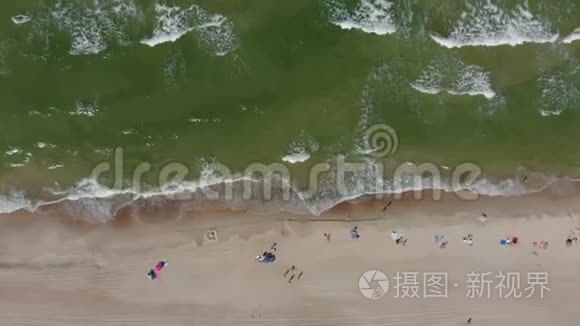 海滨沙滩的鸟瞰图视频