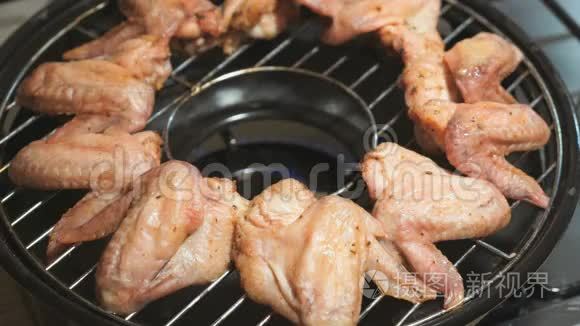 在煤气烤架上煮鸡翅视频