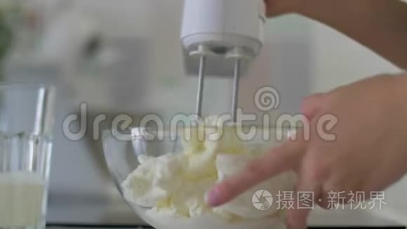 糕点厨师正在用搅拌机敲打奶油视频