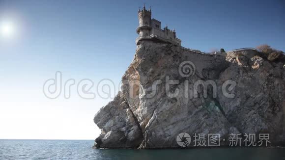 燕子巢城堡在海面上的岩石上视频