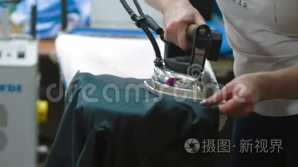 女裁缝用铁衣服抚摸衬衫视频