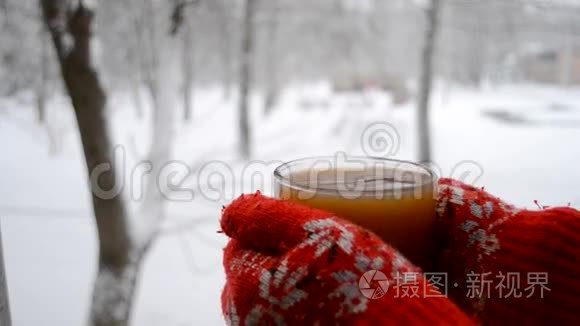 女孩拿着旅游保温杯视频