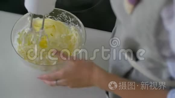 糕点厨师正在用搅拌机敲打奶油视频