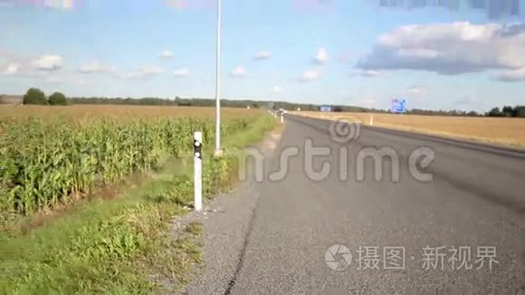 高速公路附近广阔的多云玉米地视频