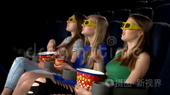 女孩在电影院看电影，吃3D