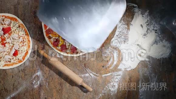 厨师把披萨放进他的砖烤箱里视频