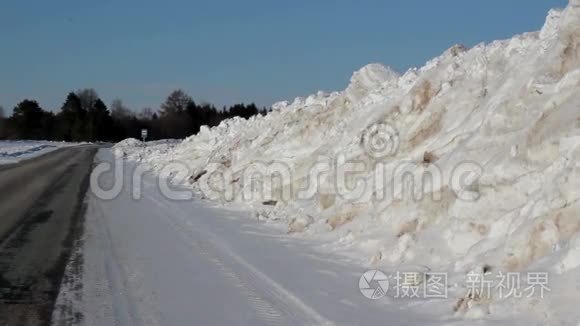 高地的土壤都被雪覆盖着视频