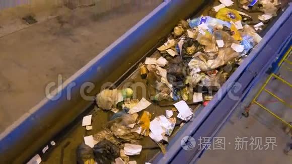 垃圾，垃圾，垃圾在回收工厂的工作分拣传送带上。