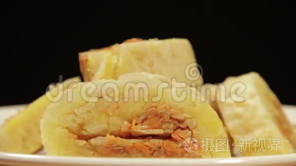 土豆卷上装满蔬菜视频