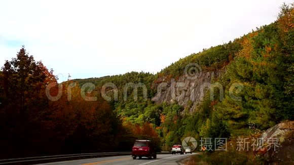 缅因州卡姆登附近的旅游交通视频