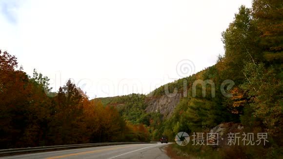 缅因州卡姆登附近的旅游交通视频