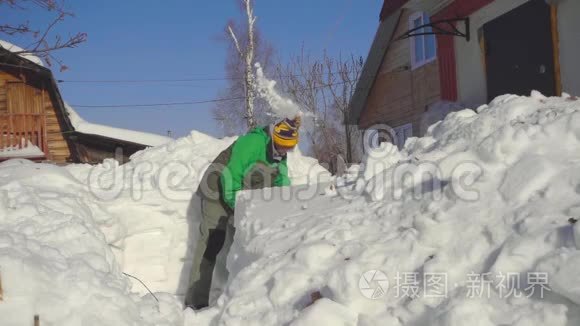 人们在暴风雪后铲雪视频