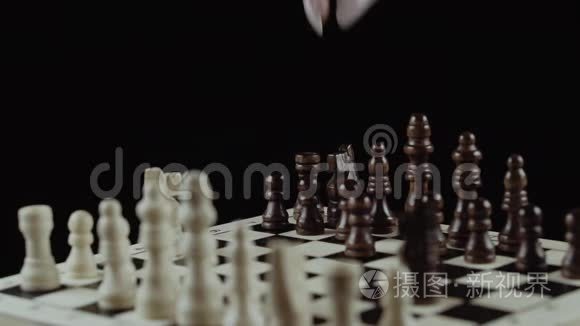 黑色背景下的国际象棋游戏视频