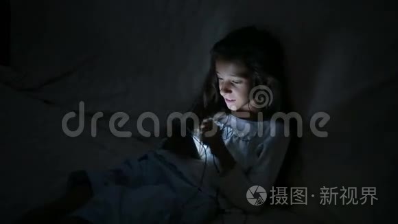 小女孩晚上用手机视频