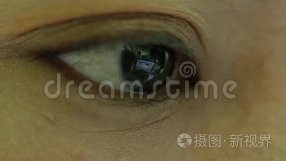 亚洲女性眼球上网特写镜头视频