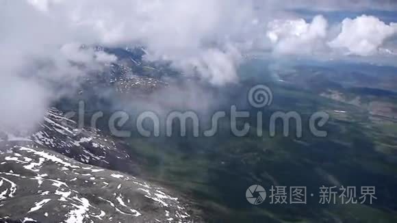 从云层到蓝天飞山的股票视频片段