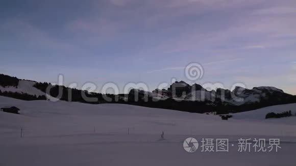 日出时意大利白云山全景