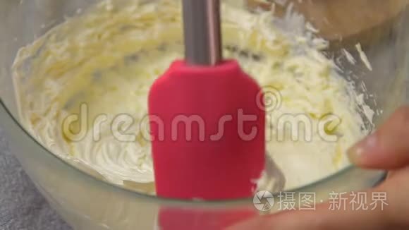 烹饪甜点和混合奶油视频