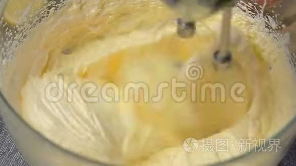 烹饪甜点和混合奶油视频