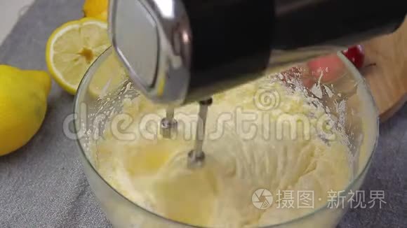 烹饪甜点和混合奶油视频