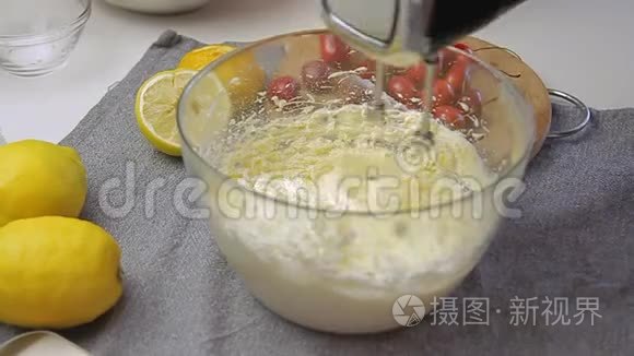 烹饪甜点和混合奶油视频