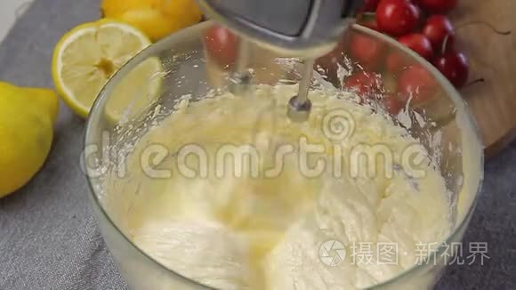 烹饪甜点和混合奶油视频