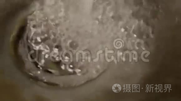 水从排水沟里流下来视频