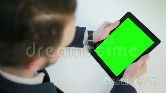 一个使用绿色屏幕的i垫的人