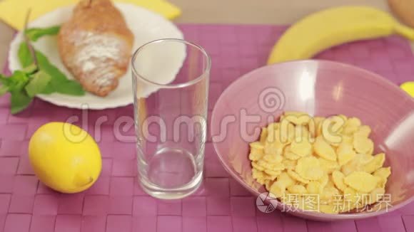 早餐时用玻璃杯倒入橙汁