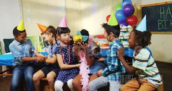 孩子们在生日派对中玩得开心视频