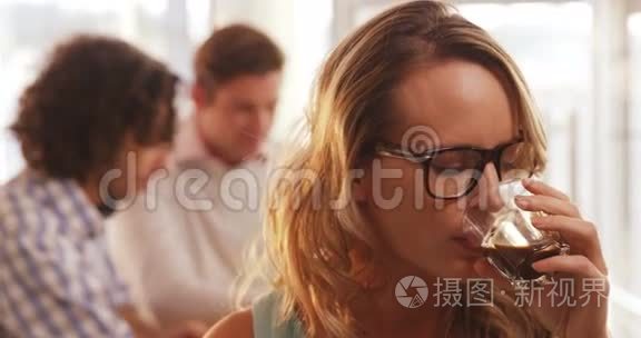 女人喝红茶的肖像视频