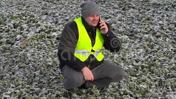 农民有智能手机在冷冻场视频