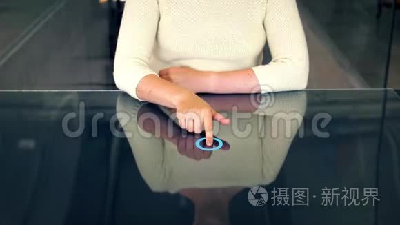 智能屏幕和虚拟地球投影的女人视频