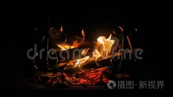 冬季夜间燃木壁炉视频