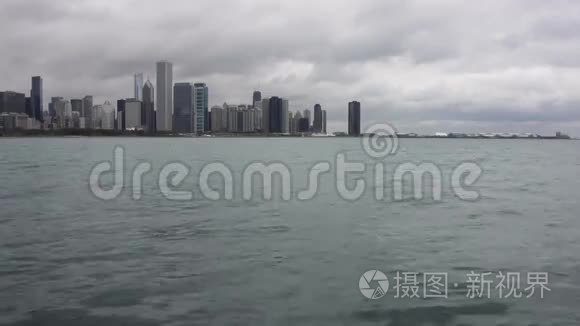 芝加哥天际线前的密歇根湖视频
