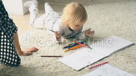 小女孩用铅笔画画