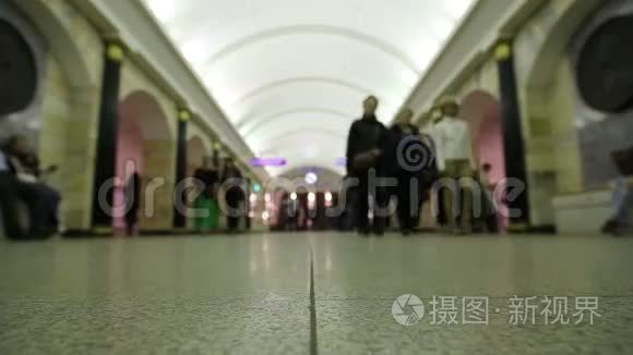 人们在城市地铁站散步视频
