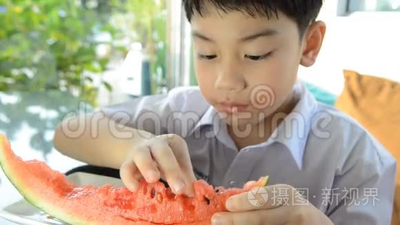 小亚洲可爱男孩吃熟西瓜