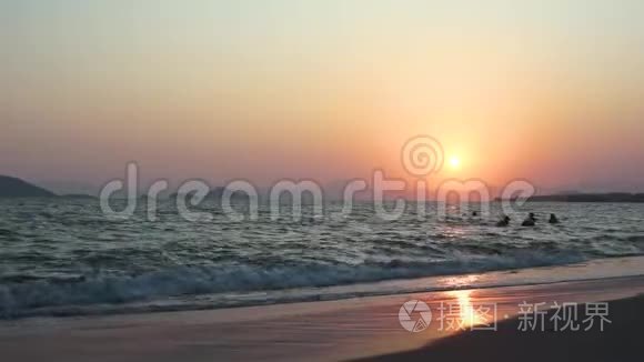 日落在沙滩上，海景。 海景。