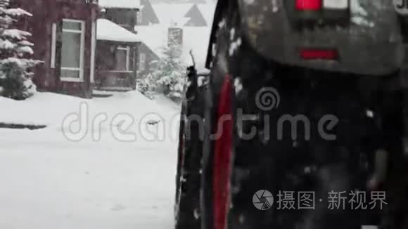 大型拖拉机清扫街道上的积雪视频