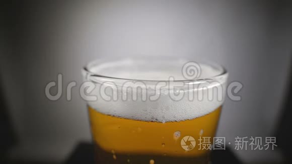 玻璃杯中的金啤酒和白沫