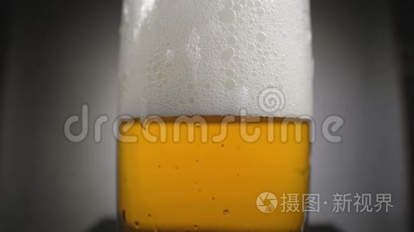 白色泡沫玻璃中的金色啤酒